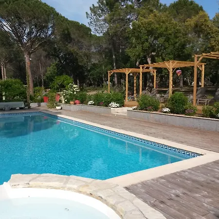 Les Mayombes Nocleg ze śniadaniem 4*