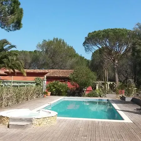 Les Mayombes Bed & Breakfast 3*